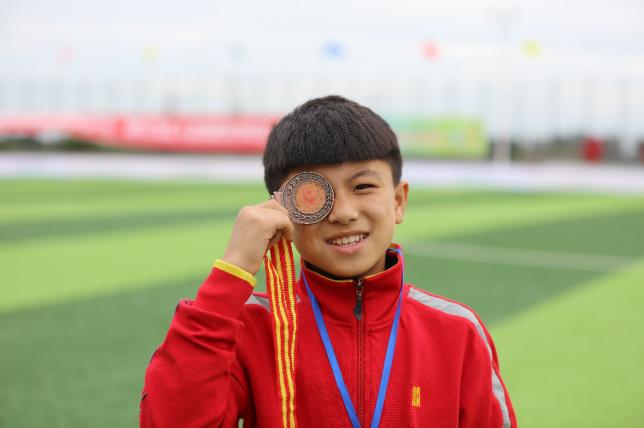 这个让班主任最头疼的中国小男孩，想去“世界杯”……