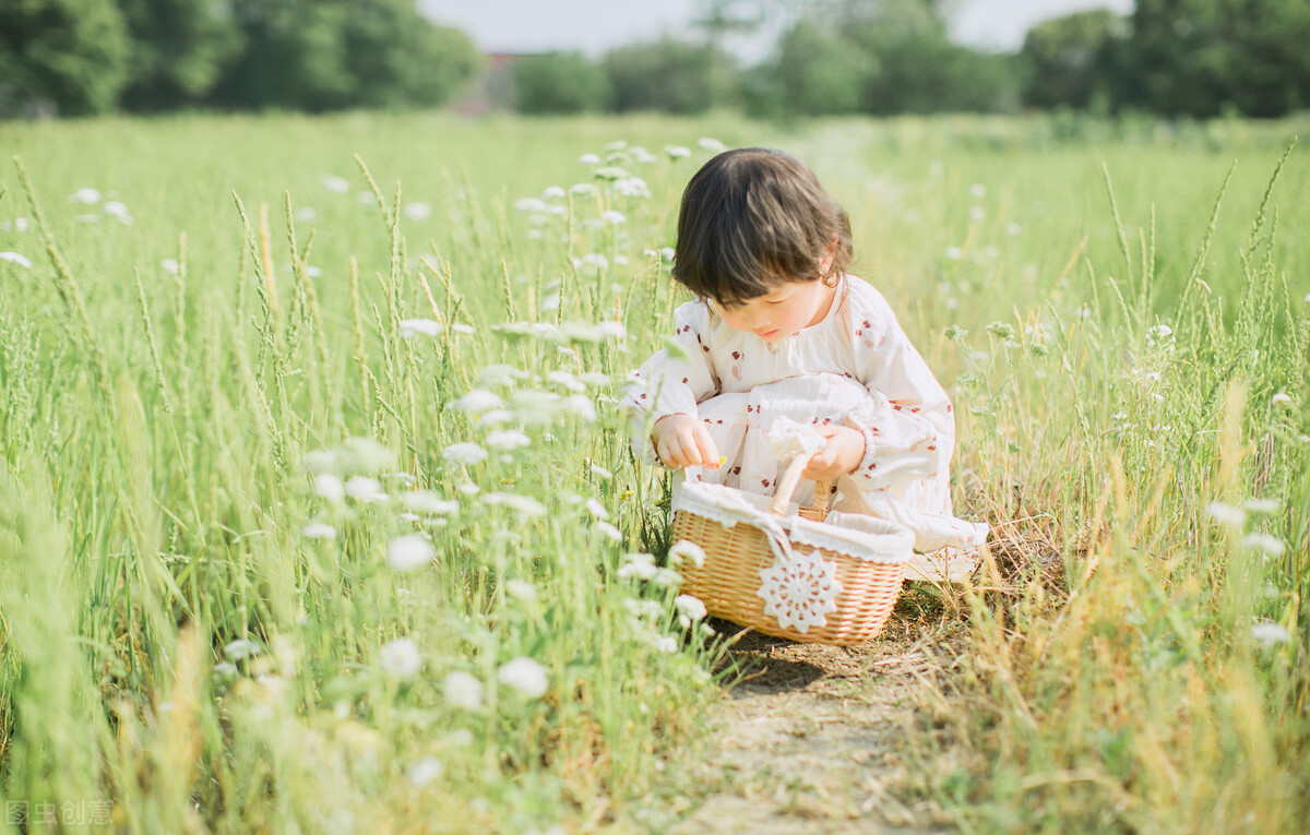 小朋友嘴巴里有小红点,小朋友嘴巴周边有小红点