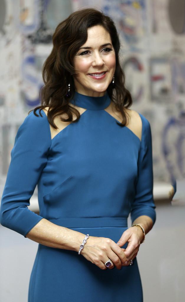 丹麦王储妃唐纳森穿衣图片,丹麦王储妃玛丽绿色西装