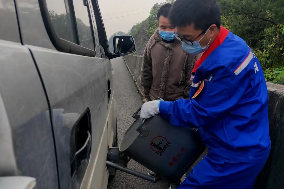 汽车半路抛锚急救电话,车子半路坏了求救电话