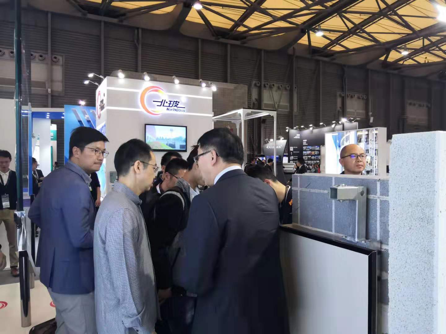 建筑外衣新伴侣！北玻“硅巢”星耀上海