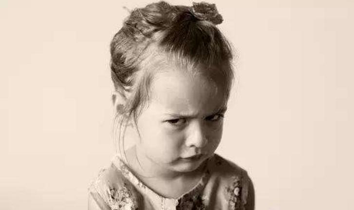 两岁小孩子特别犟应该怎么教育,孩子很犟父母怎么教育