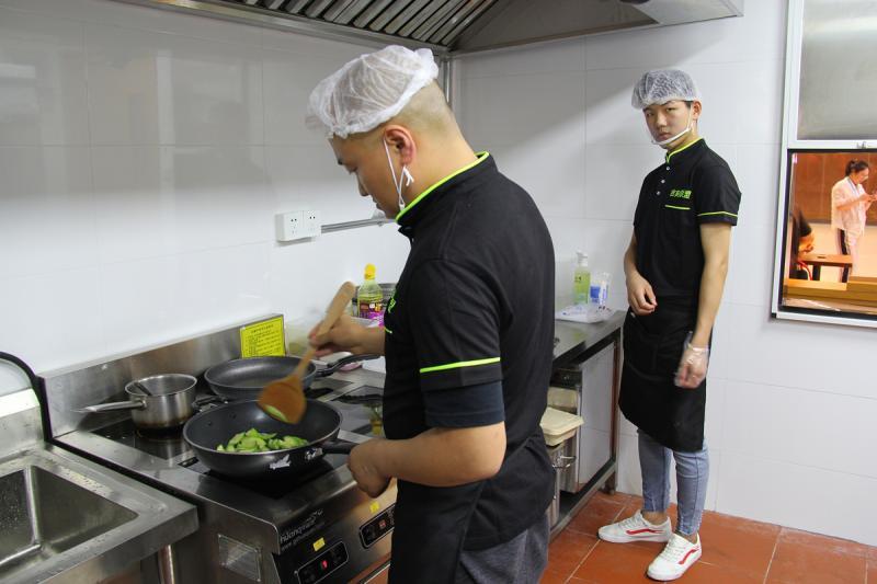 餐饮房租人工成本高、利润薄怎么办?试试“共享厨房”怎么样