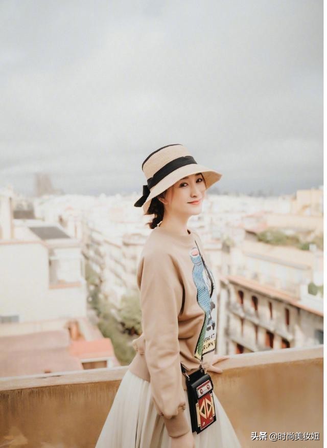 李小冉穿露肩连衣裙配盘发亮相,李小冉穿条纹衫高级感气质满满