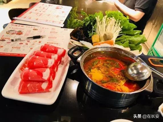 小火锅锅底有六种口味满足你,一桌小火锅