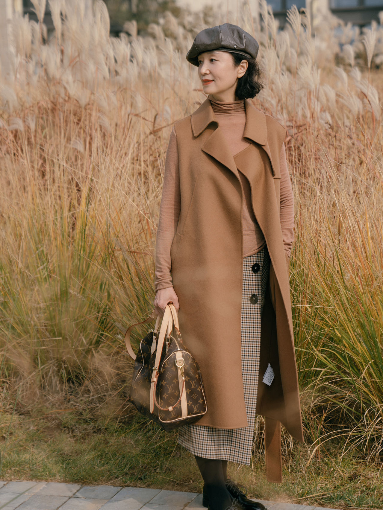 上了岁数的女人，冬天穿衣要有讲究，帽子+呢大衣，时髦又显气质