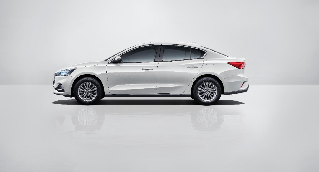 合资三厢家轿之争，2021款福克斯PK大众朗逸，谁才是标杆？