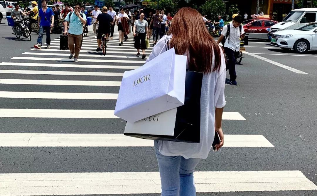 中国4亿千禧一代特别爱买奢侈品和限量版；美国时尚零售一泻千里