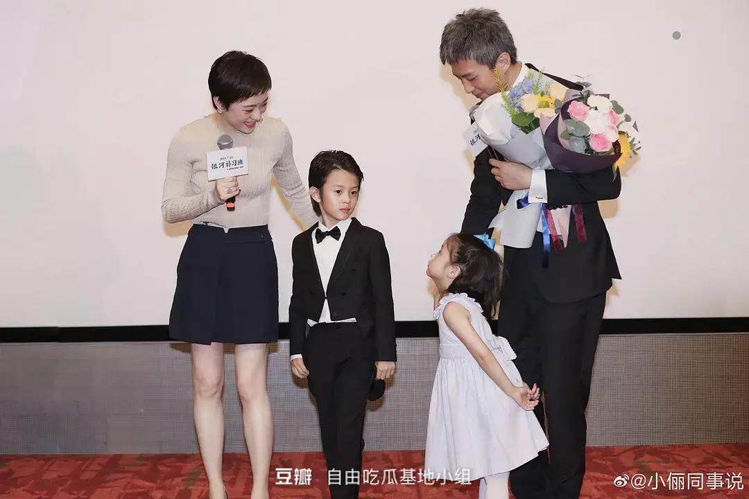 小花妹妹不打马赛克了！抱着邓超的手有点害羞，不笑是因为孙俪