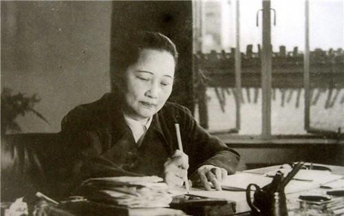 她陪伴宋庆龄54年，拼死保护宋家财产，宋庆龄逝后与其同葬