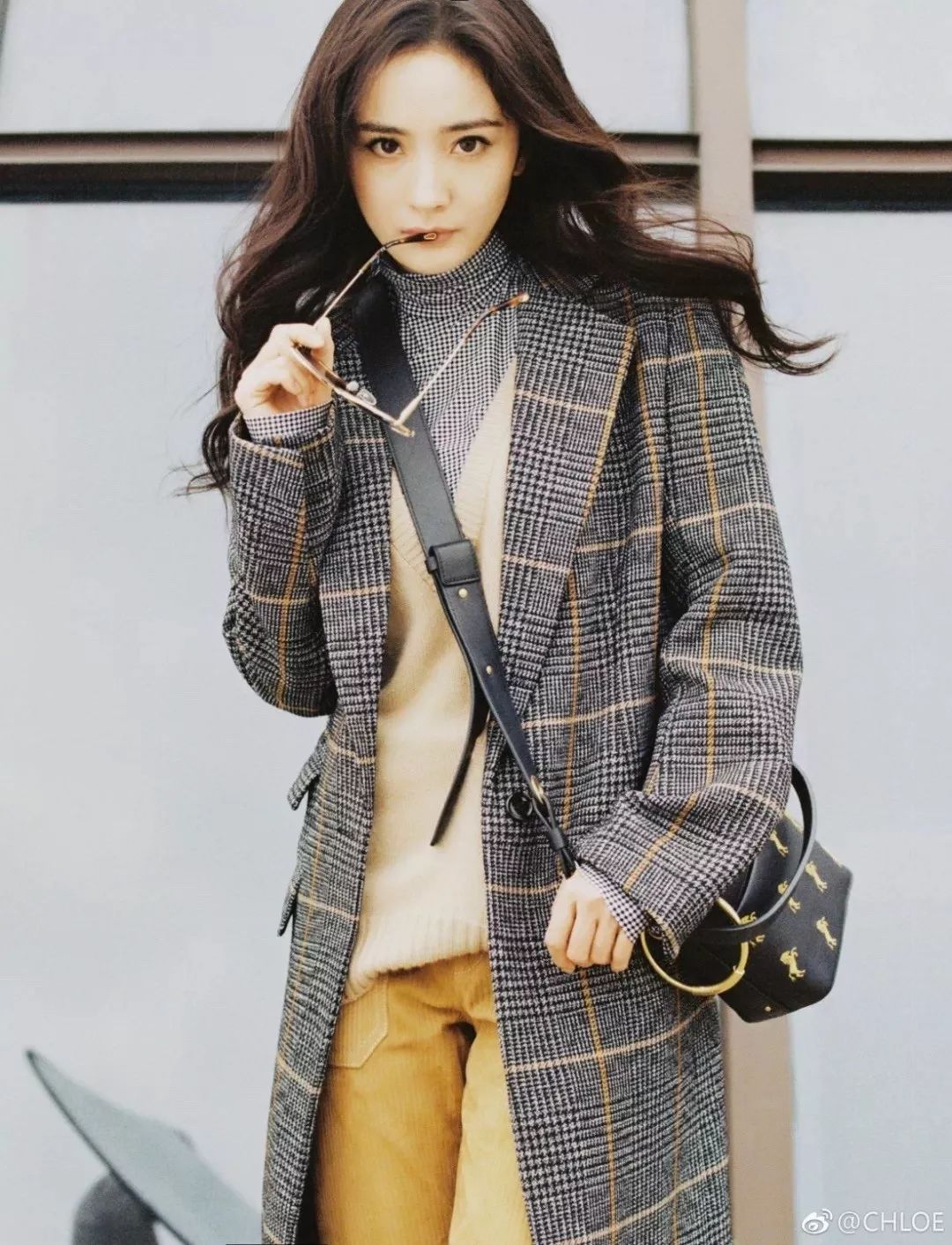 会背奢侈品包包,会背水桶包的人