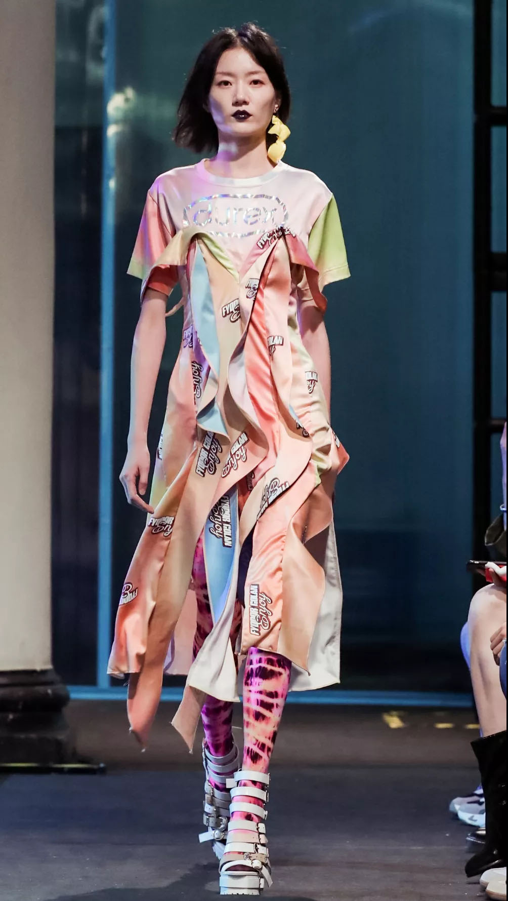 啥？这年头“杜蕾斯”都出时装了，这画风真的是让人一言难尽