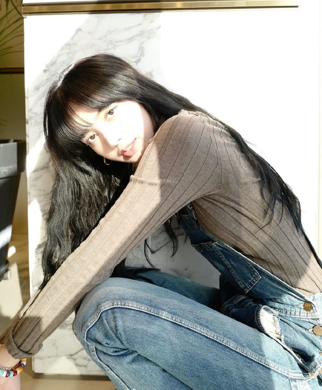 lisa机场穿搭白t牛仔裤,lisa是初中毕业去当练习生的吗