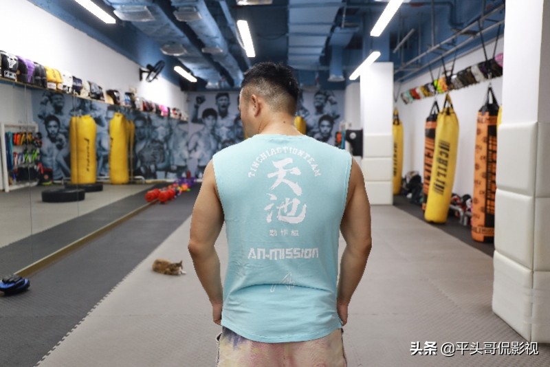 他为了一个机会，下跪争取，奈何“尊严不值钱”，靠拳头打出名堂