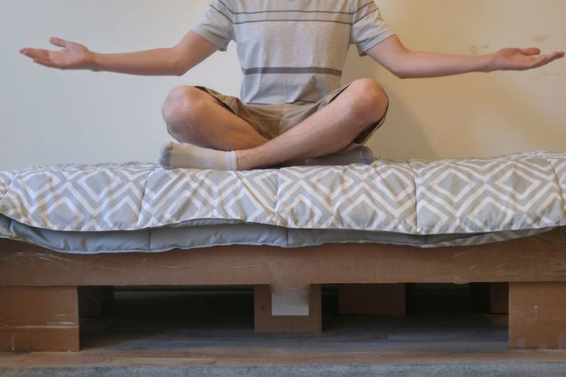 旧纸箱子做折叠床,利用老式箱子做单人床