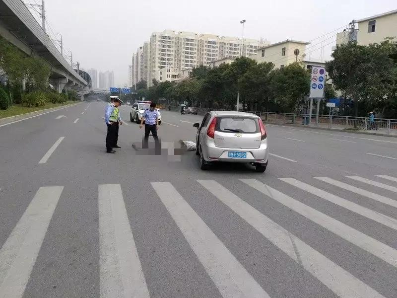 老人过马路被车撞怎么划分责任,过马路被车撞有次要责任怎么赔偿