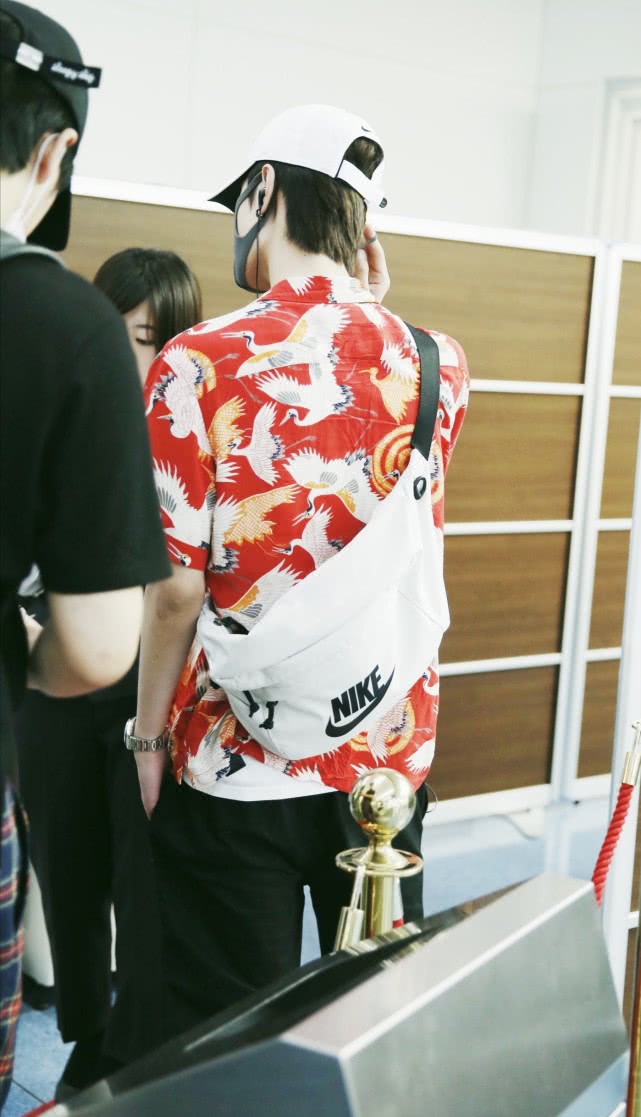 nike王一博穿搭,王一博nike加小香风穿搭