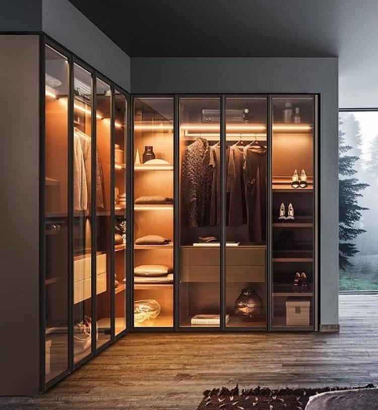 玻璃门衣柜轻奢配木饰面,极简衣柜玻璃门的流行趋势
