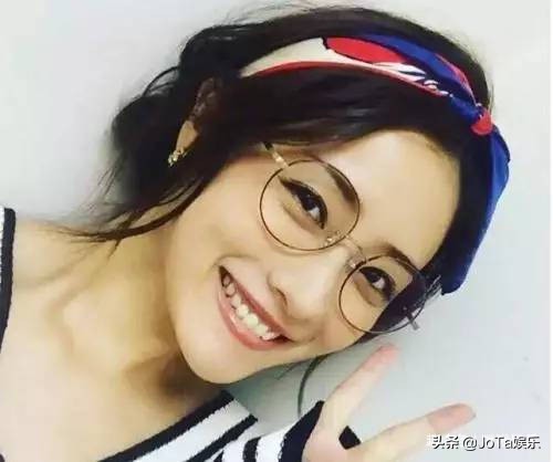 郑爽、刘诗诗、迪丽热巴等女星戴眼镜——这就是明星跟素人的差别