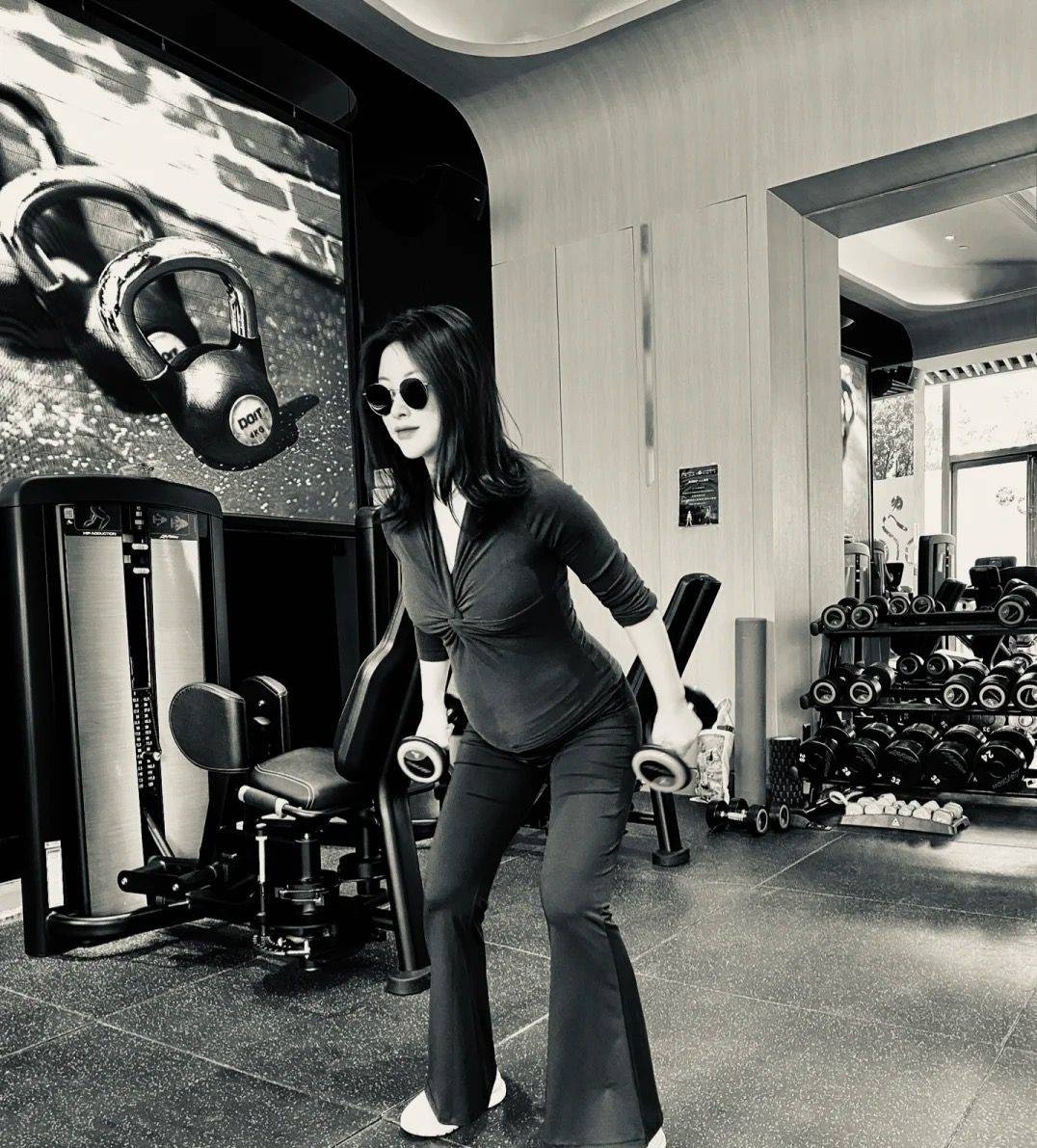 朱珠晒孕期日常照，身材走样明显胳膊粗壮，6个月孕肚任由马亲吻