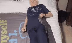 93岁奶奶恶搞27岁孙子一夜爆红！1300万网友实力围观：奶奶太坑了