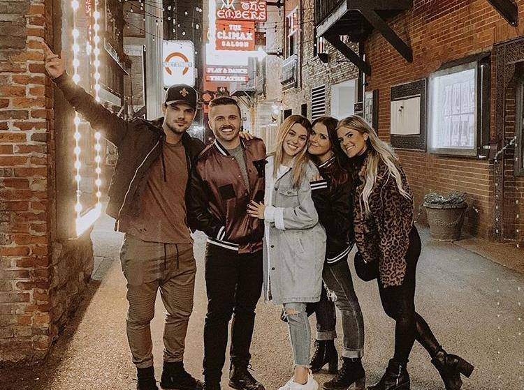 《暮光之城》里的他10年后大变样！27岁生日“暮光女”到场