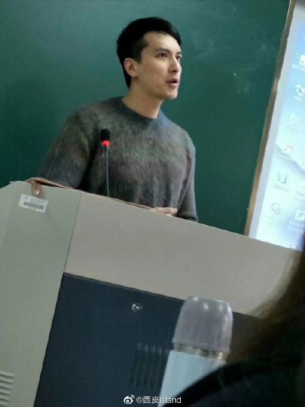 学识加成美得自然真实！温大老师像吴彦祖张震，思政老师撞脸Lisa