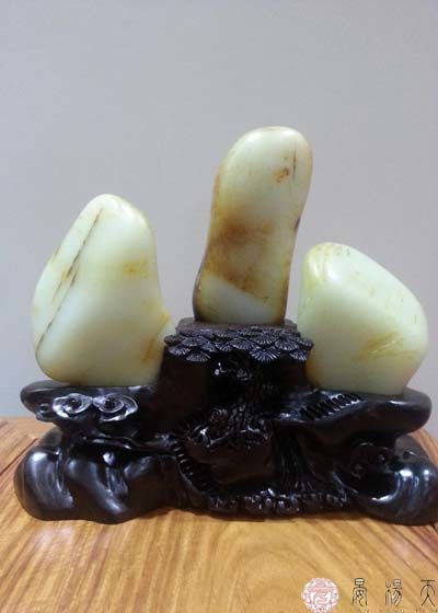 和田白玉和青海白玉的区别手镯,和田青白玉原石的鉴别方法