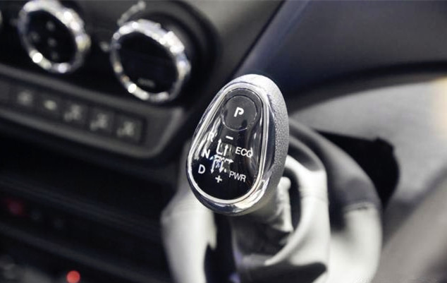 依维柯四驱三把锁越野测试,乌尼莫克和依维柯越野房车