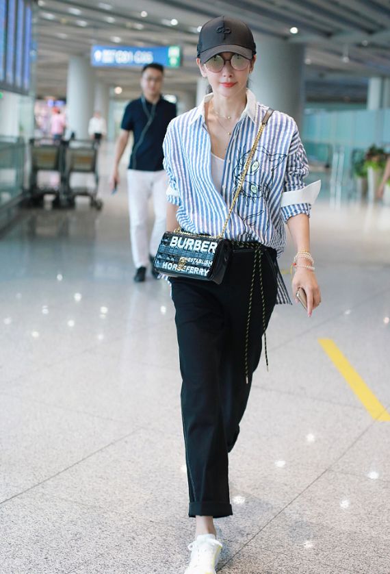 李冰冰穿同款气场竟藏不住,李冰冰黑色绕颈礼裙完美曲线