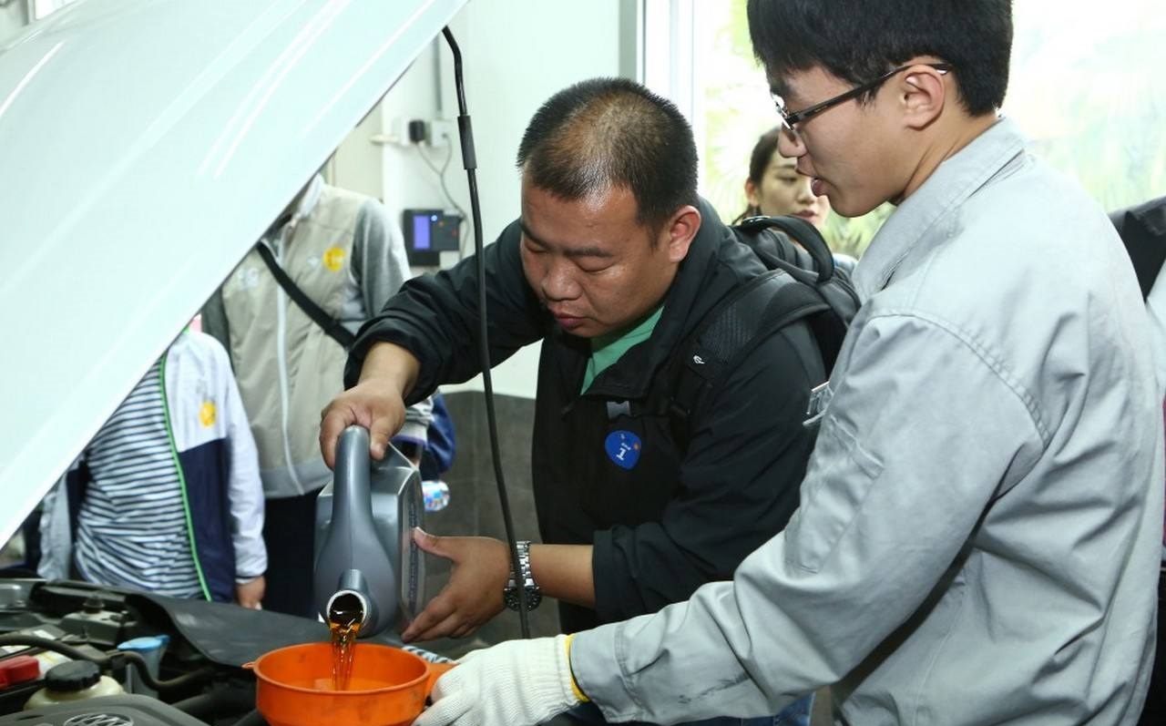 一家汽修店一年利润,一个卖润滑油小门店一年利润多大