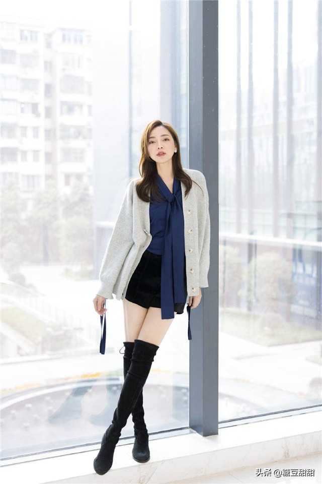 2020秋冬新潮混搭：短裤+长靴，时髦气质高级，上身秒变腿精