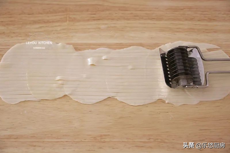 饺子皮剩了怎么做饼好吃,饺子皮葱花饼怎么做又软又好吃