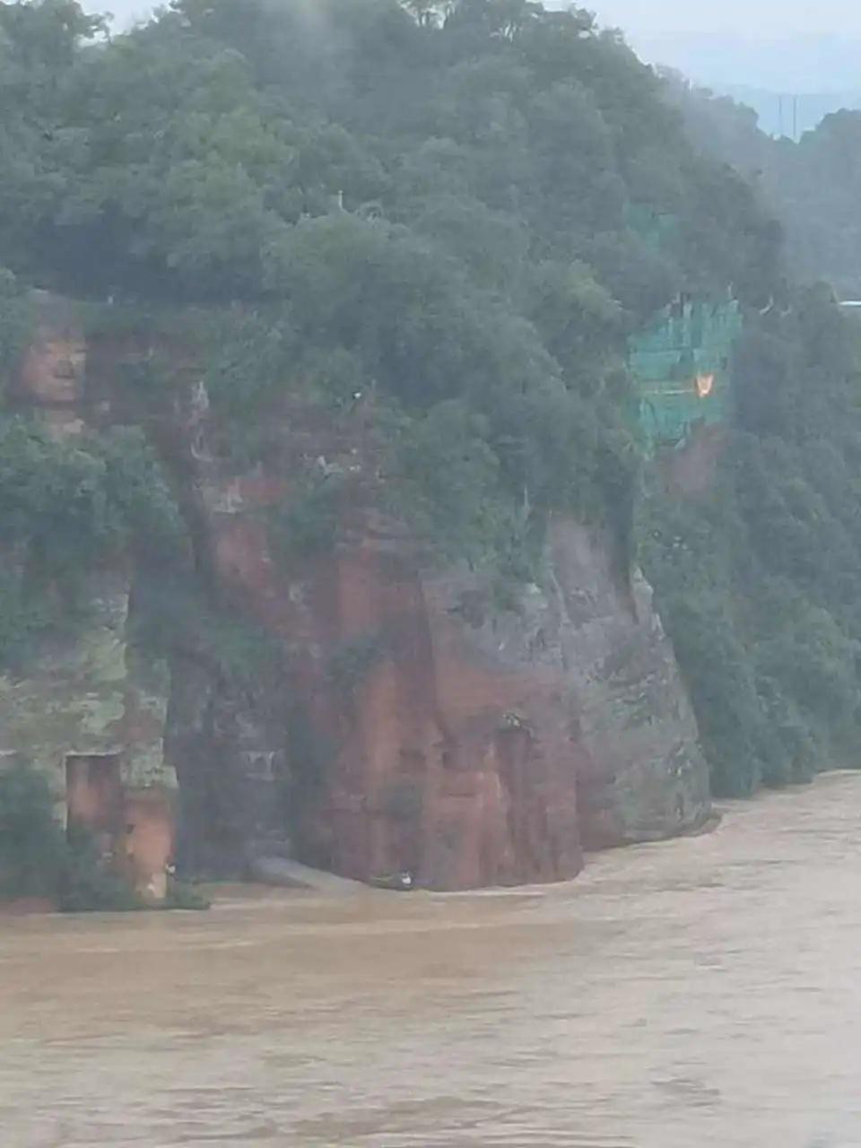 乐山大佛是因为洪水修建的吗,乐山大佛脚被水淹没奇观出现