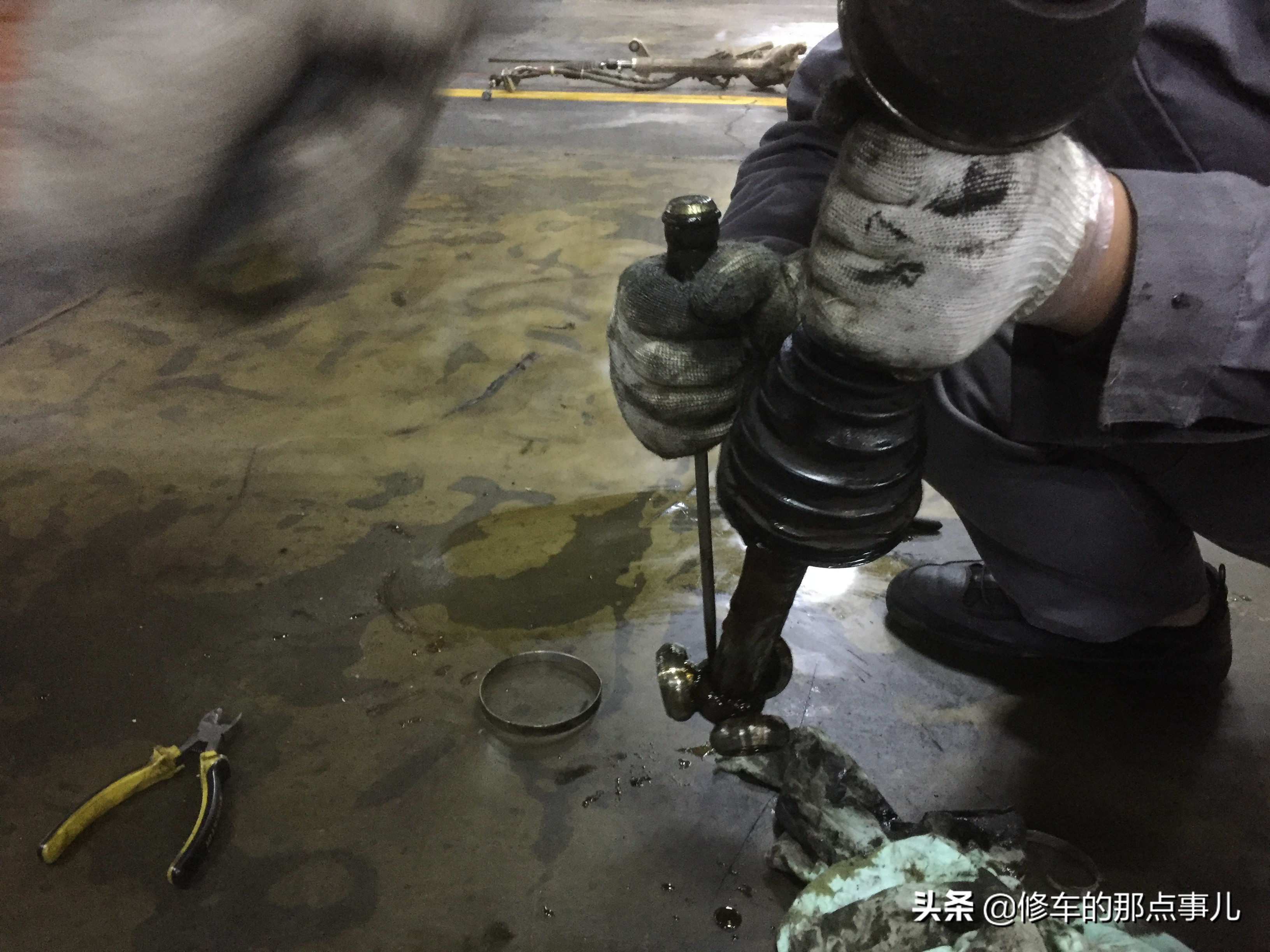 路虎半轴内球笼防尘套拆卸视频,路虎半轴漏油有必要更换吗