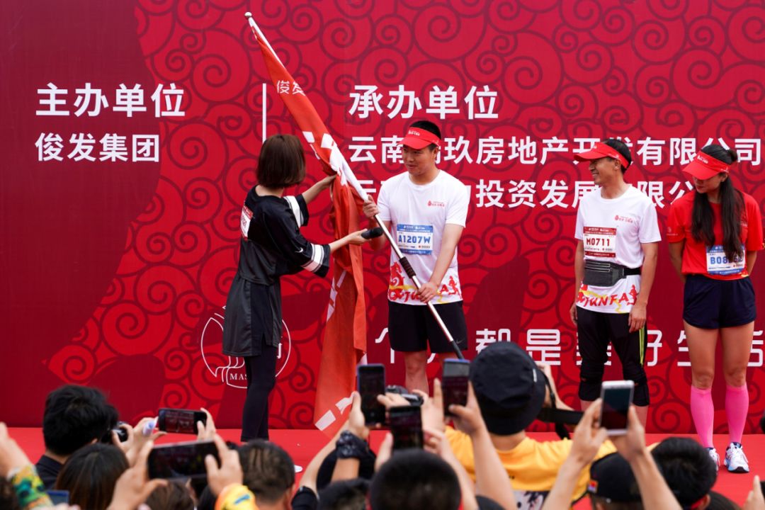 王珞丹成都活动,马拉松燃爆全城