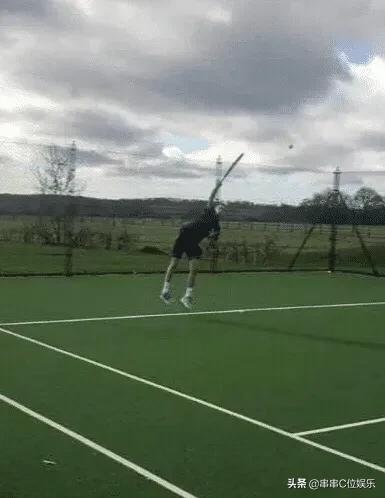 贝克汉姆一家人度假的画面,贝克汉姆一家在足球场