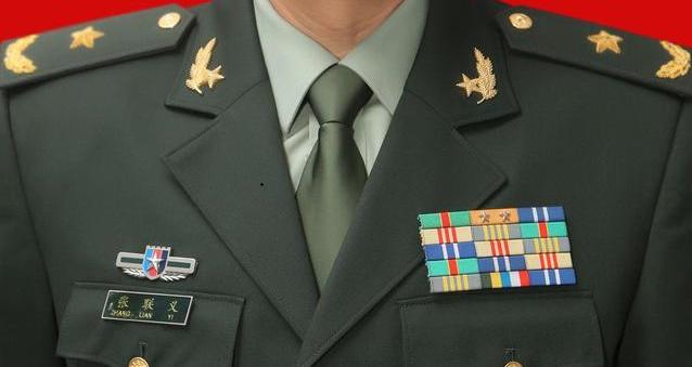 教你如何识别我军军官的级别大小,只看胸前的资历章就行了