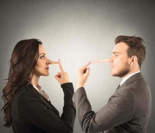 女的舔嘴唇心理学暗示什么,女生为何爱舔嘴唇