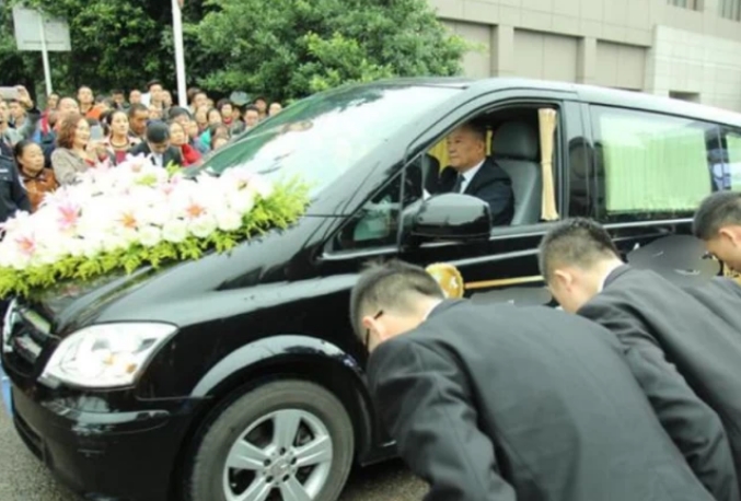 结婚车队遇上出殡车队如何避让,当结婚队伍遇上送葬队伍