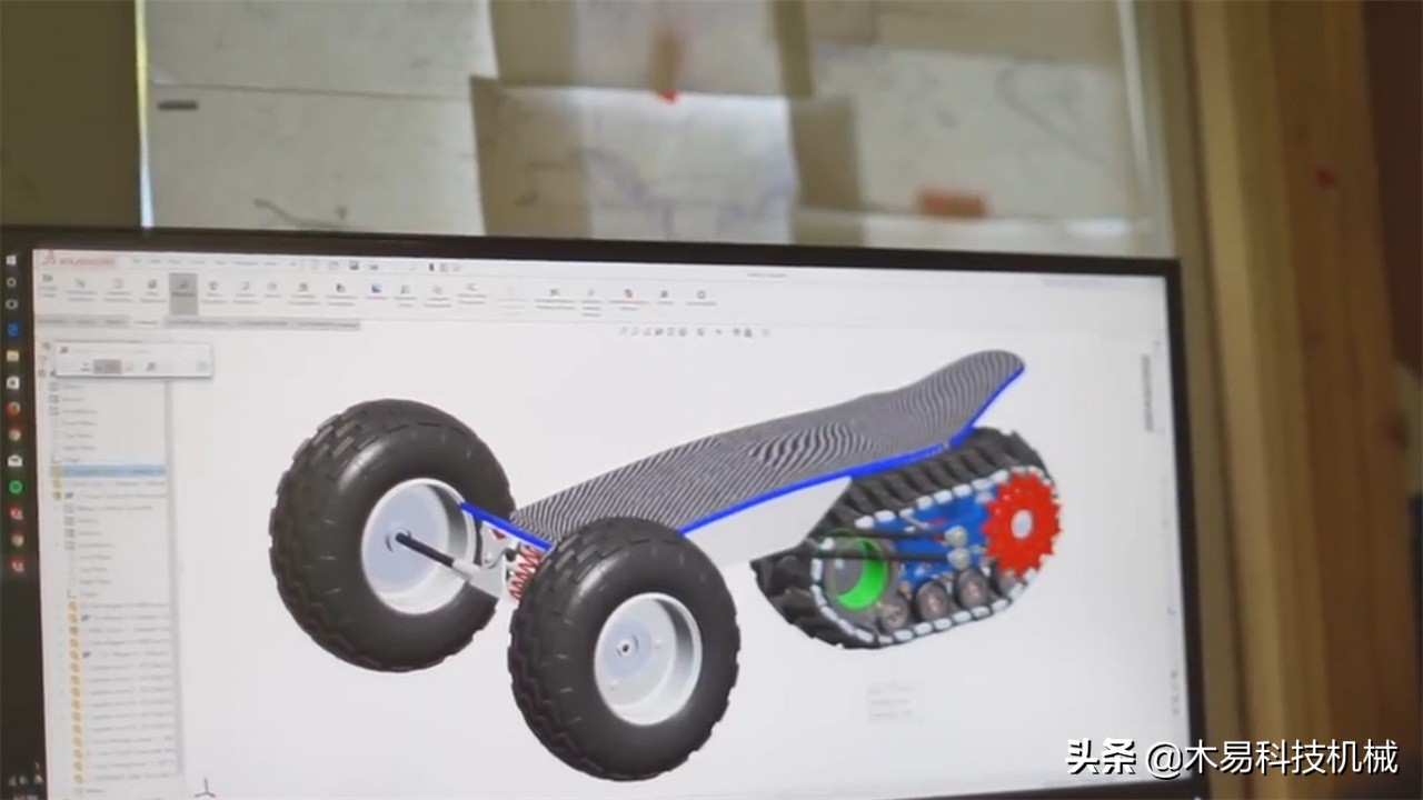外国小哥滑板,老外履带滑板车
