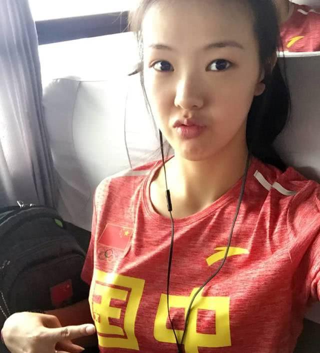 女排“颜值王”开法拉利回校，遭人吐槽炫富？副驾却不是未婚夫
