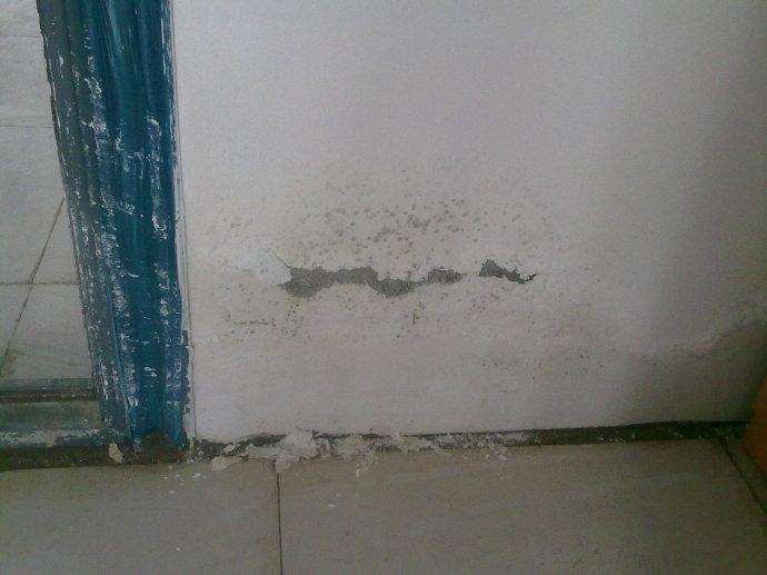 墙面修补膏修小裂缝,墙面破损修补要用石膏吗