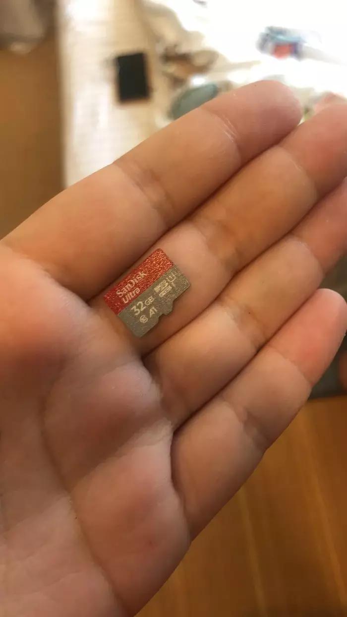 女孩在房间无意发现隐秘摄像头,女子入住发现针孔摄像头