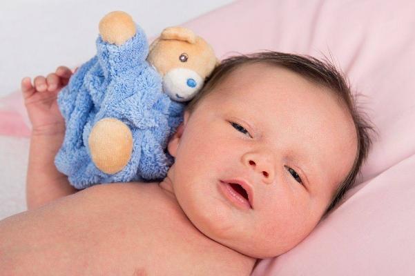 宝宝睡眠小方法,新生婴儿睡眠浅一放下就醒