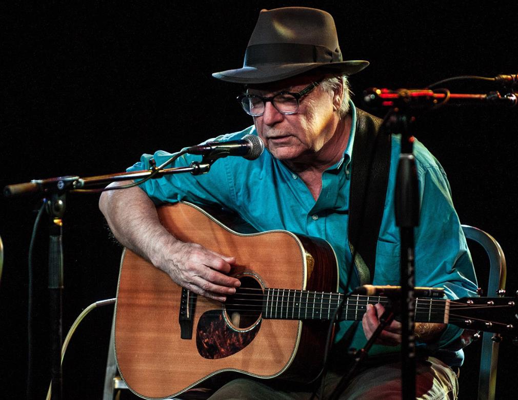 歌手演出突发心脏病身亡年仅30岁,歌手在舞台去世