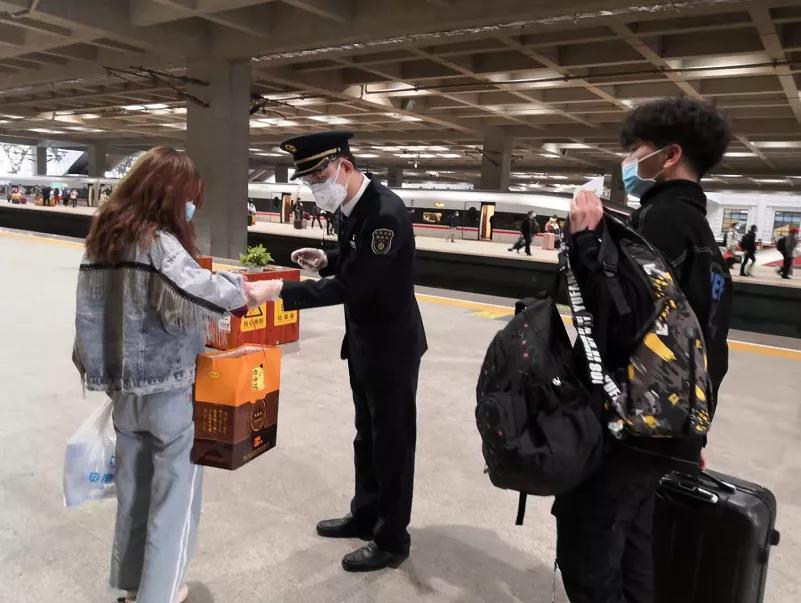 武汉“解封”后首趟返哈列车抵达哈尔滨西站