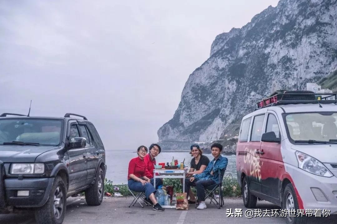 三个人一辆面包车环游世界,3个小伙开面包车