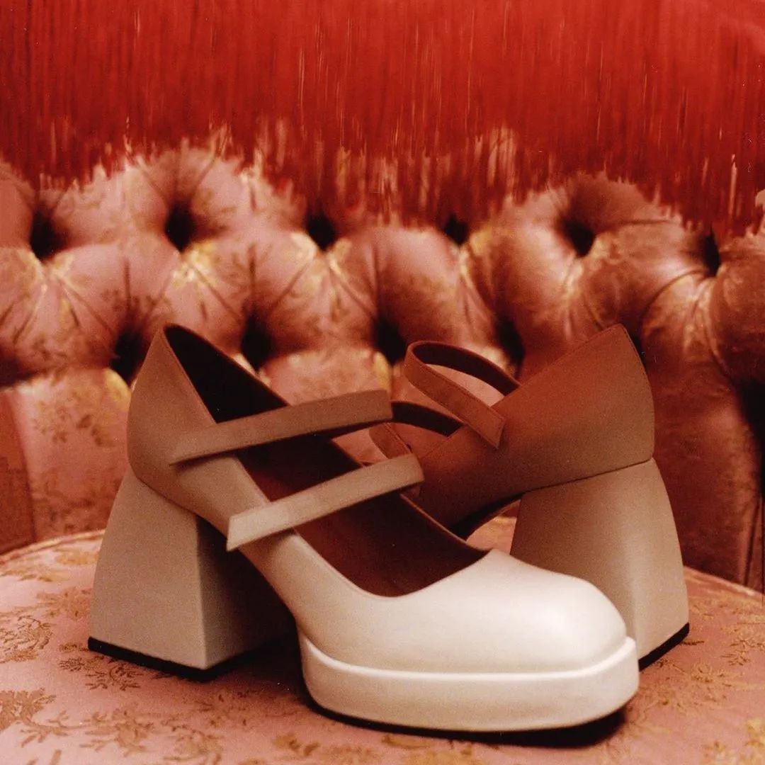 秋季小白鞋百搭款,潮流百搭小白鞋舒适不累脚的皮鞋