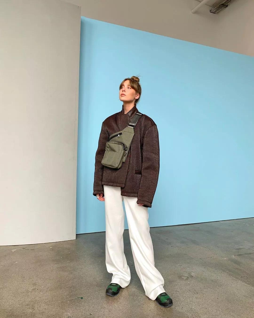 秋冬长款牛仔阔腿裤搭什么鞋好看,显瘦穿搭今年非常火的阔腿裤